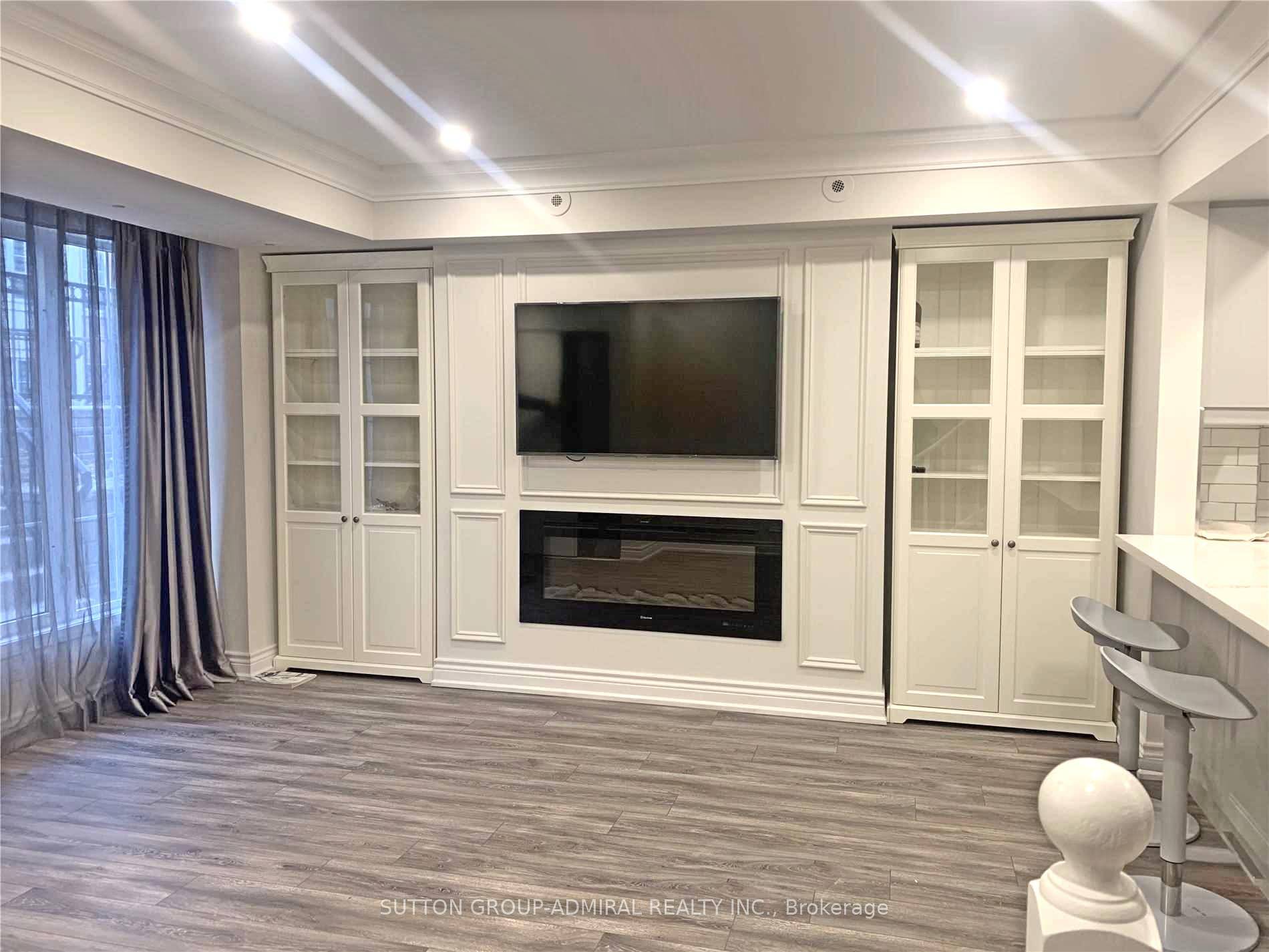 A Lovely And Cozy One Bedroom Plus Den Two Storey Stacked Townhouse Located In Prestige Yonge amp ; Sheppard Area.