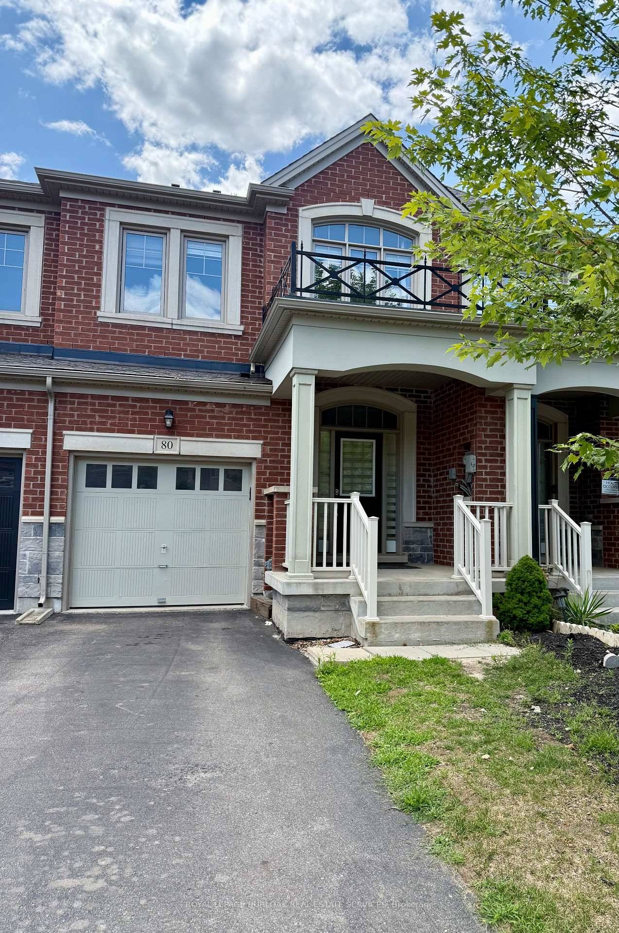 Beautiful well maintained Townhouse with lot of Natural light.