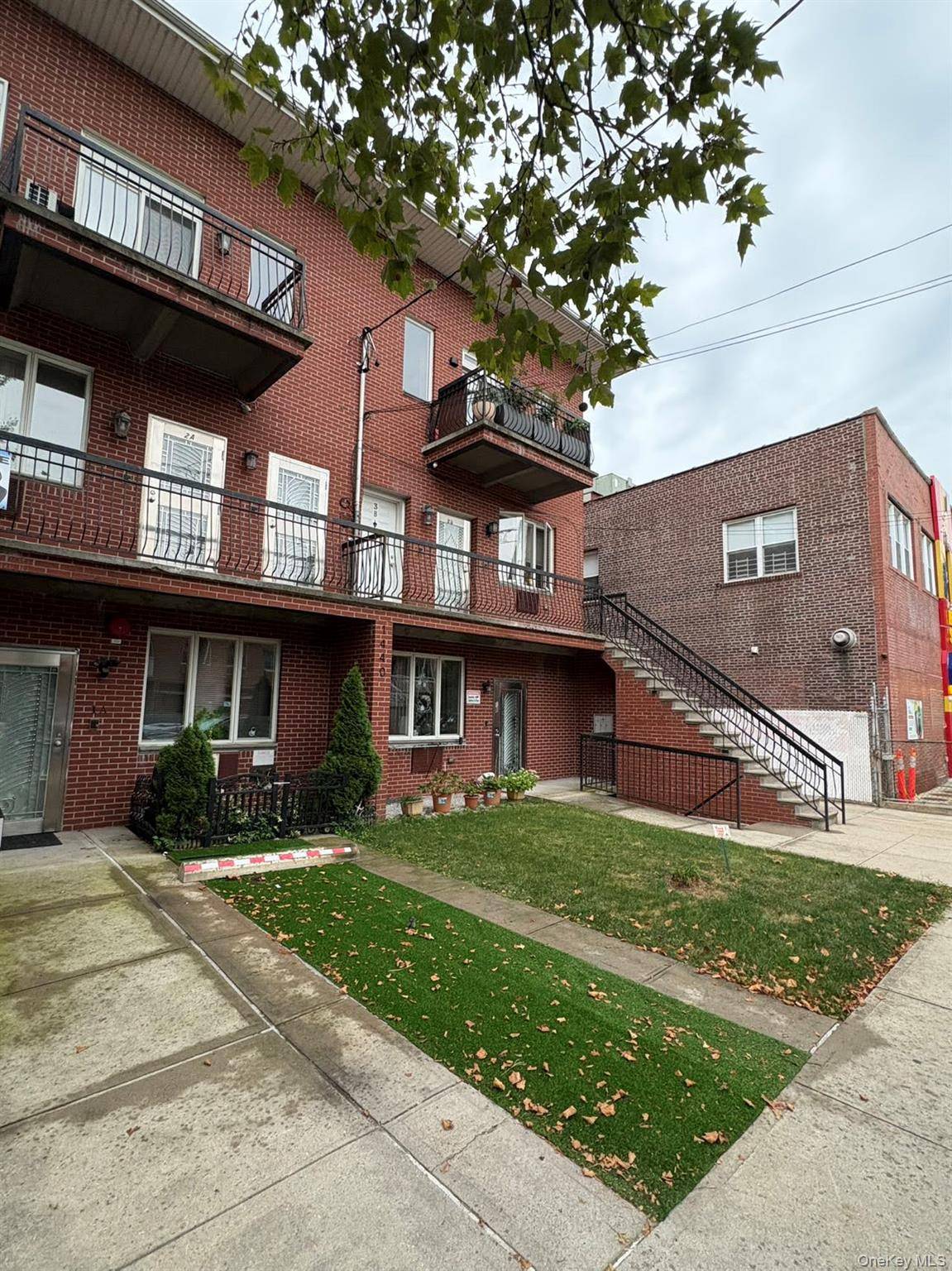 Welcome to this modern 3 bed, 3 bath condo in one of the most sought out neighborhoods in Brooklyn.