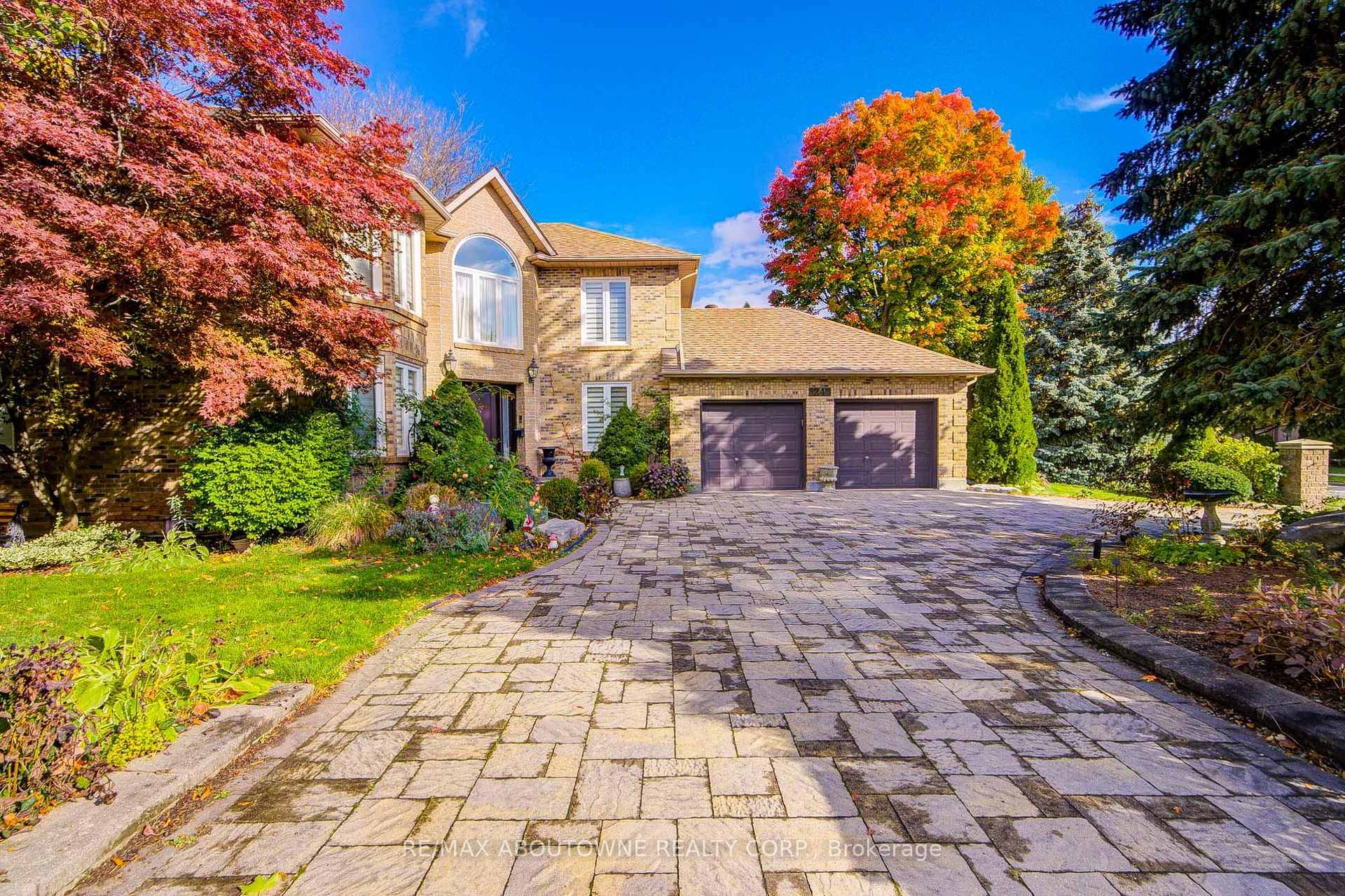 Elegant custom built executive residence backing onto a serene ravine, tucked away in a prestigious Glen Abbey cul de sac.