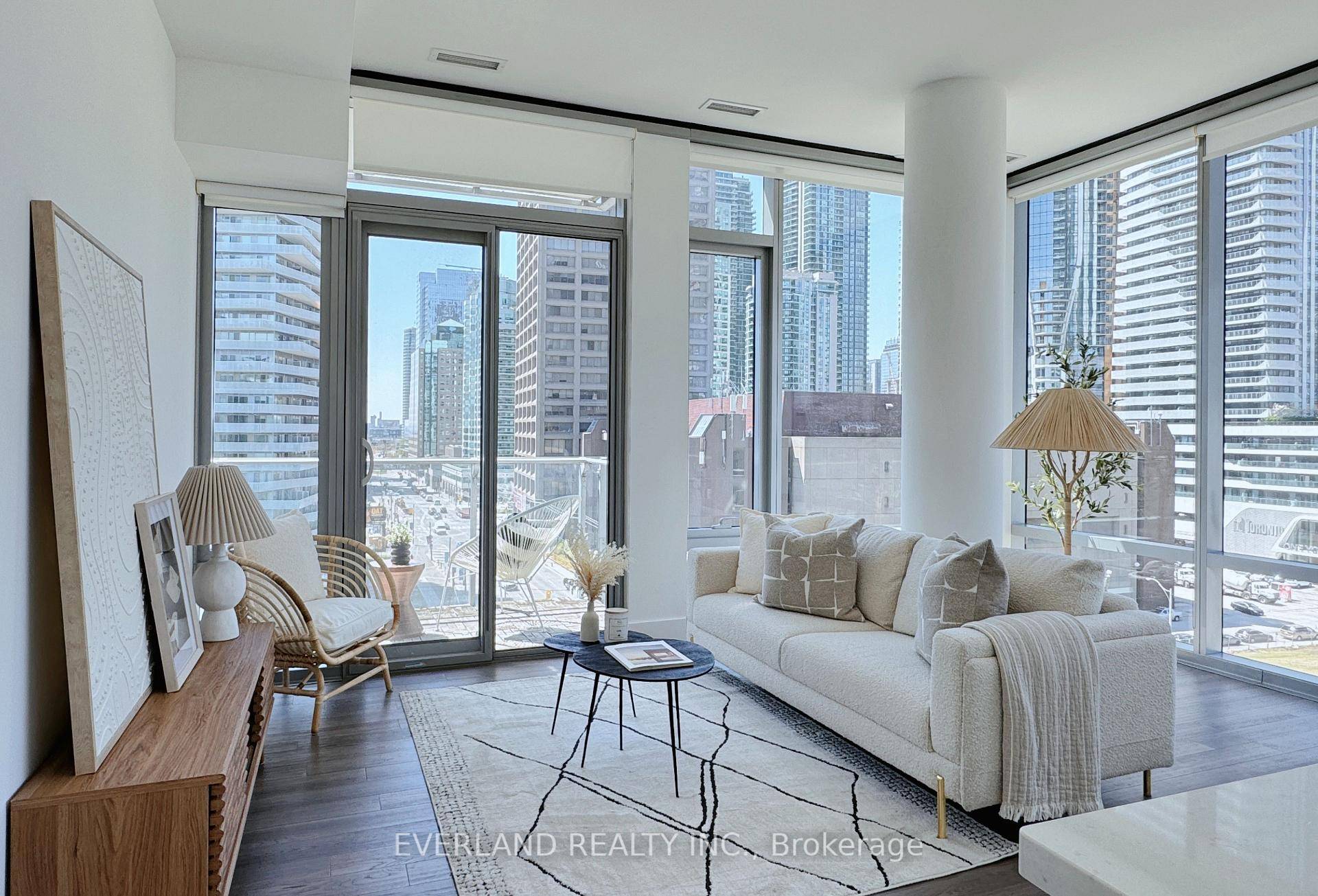 This luxurious 1 bedroom CORNER UNIT at Pier 27 Condos offers breathtaking LAKE and CITY views.