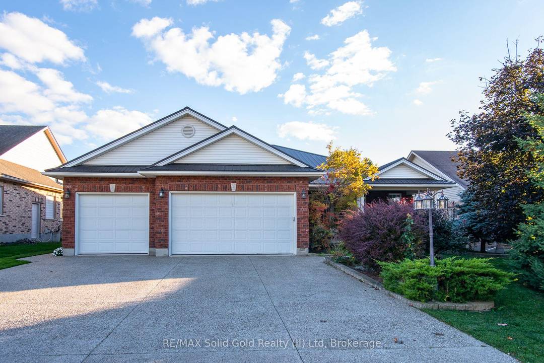 Spacious Duplex in Prestigious Wellesley Location this distinctive 6 bedroom bungalow presents a rare opportunity to own a duplex with exceptional versatility.