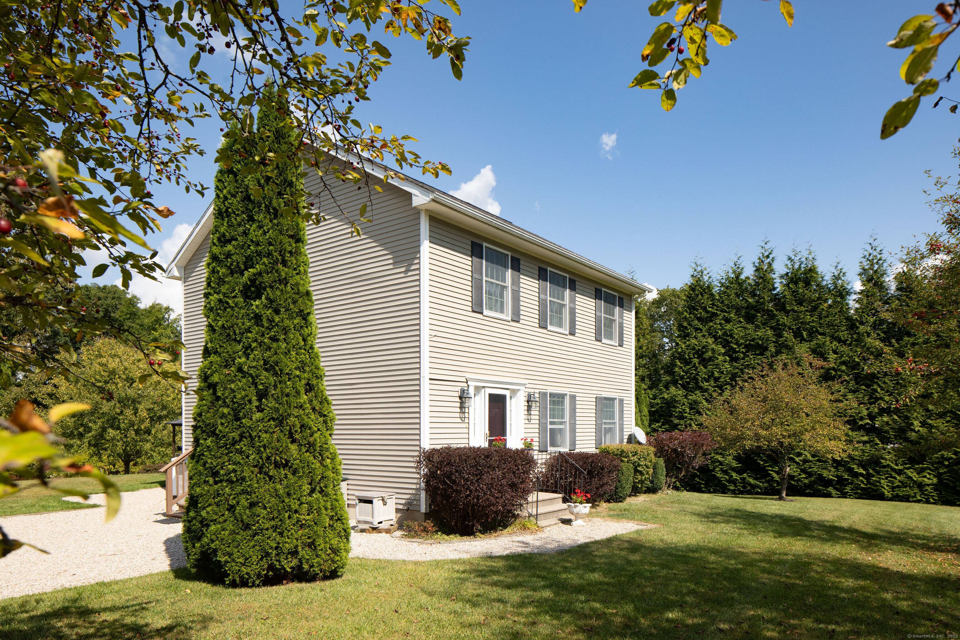 Beautifully Maintained Colonial with Outdoor Oasis !