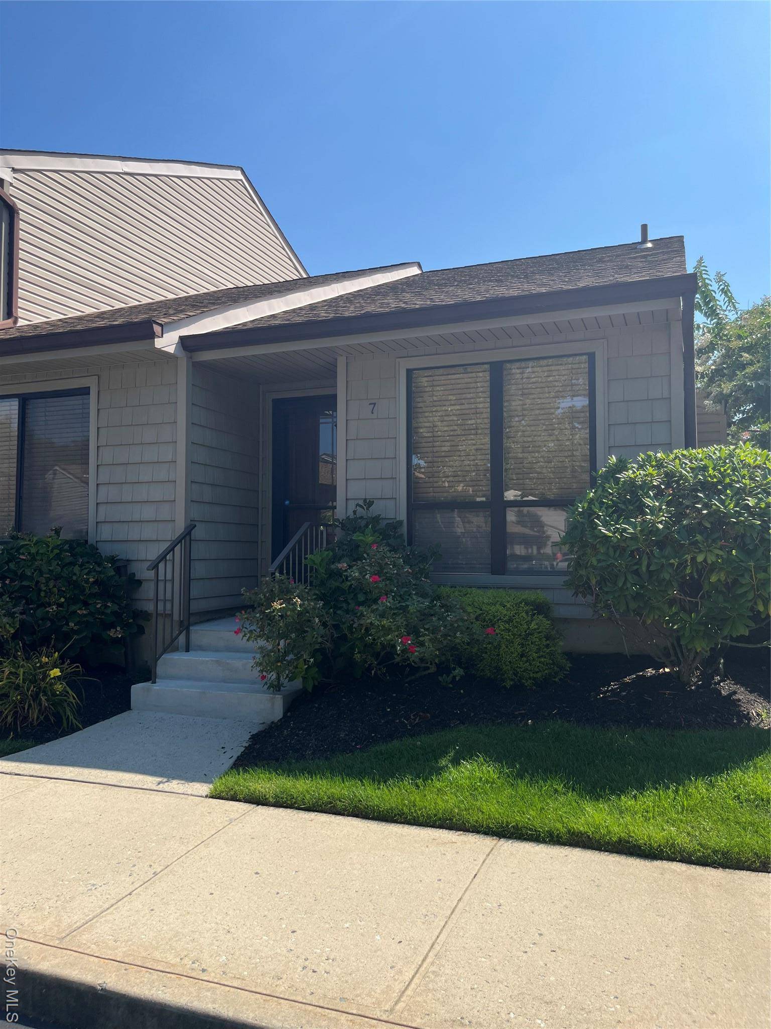 CHARMING GROUND FLOOR 2 BEDROOM, 2 BATH CONDO IN GREAT CONDITION.