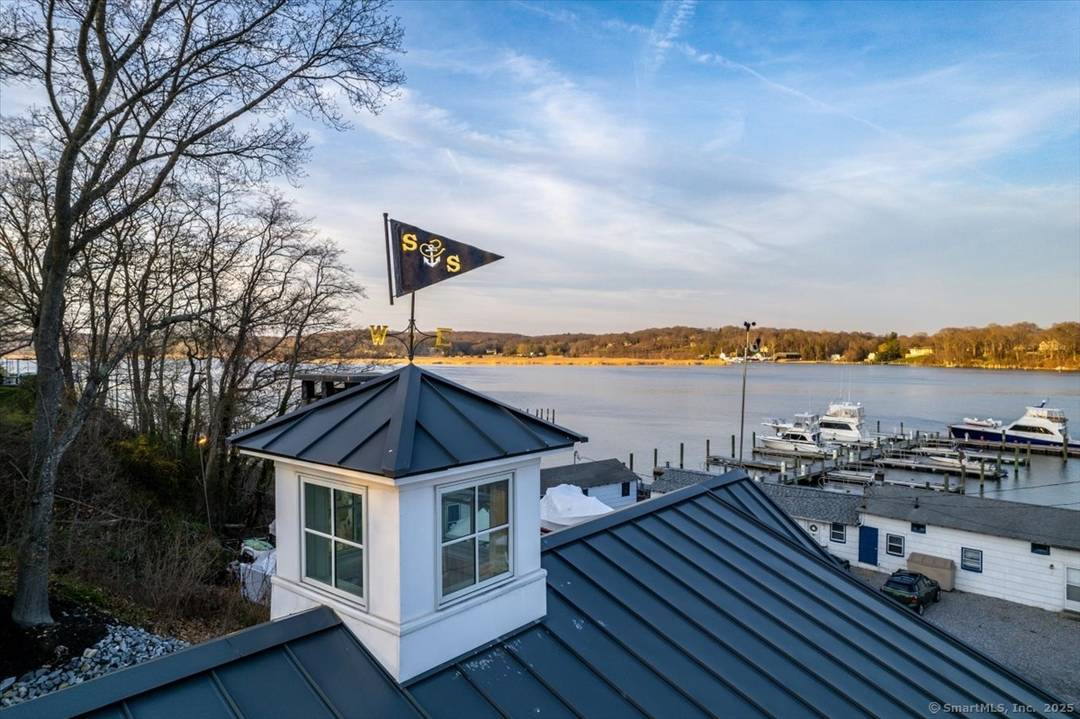 Welcome to The Boathouse, available as an annual rental !