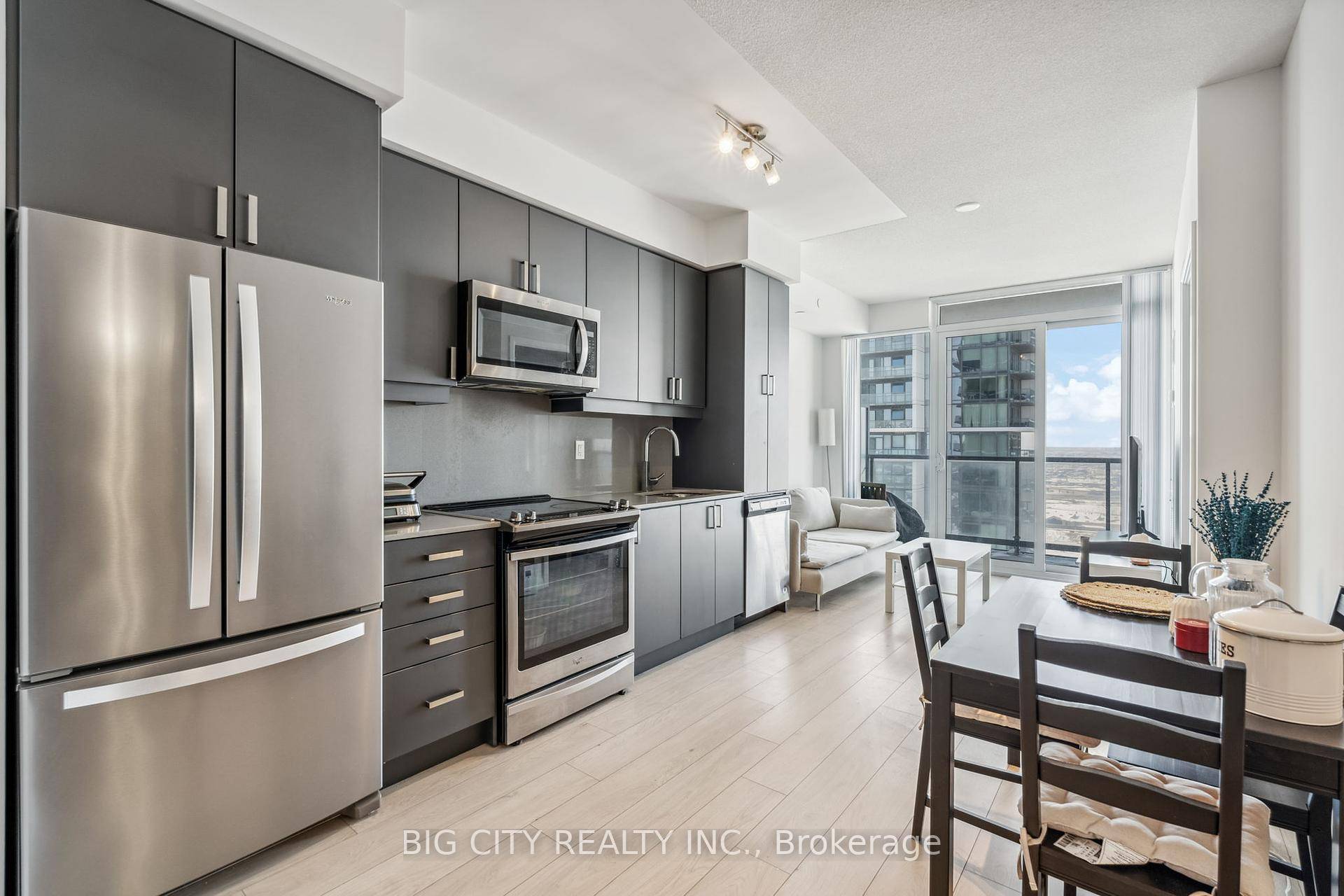 Stunning 1 Den Bedroom Condo In A Luxury Newer Building At The Met !