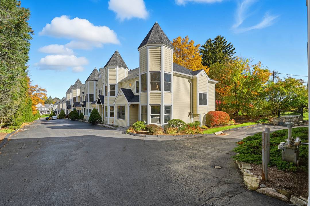 Discover timeless elegance at Wisteria Garden Colonial Condos in the heart of historic Ridgefield, CT.