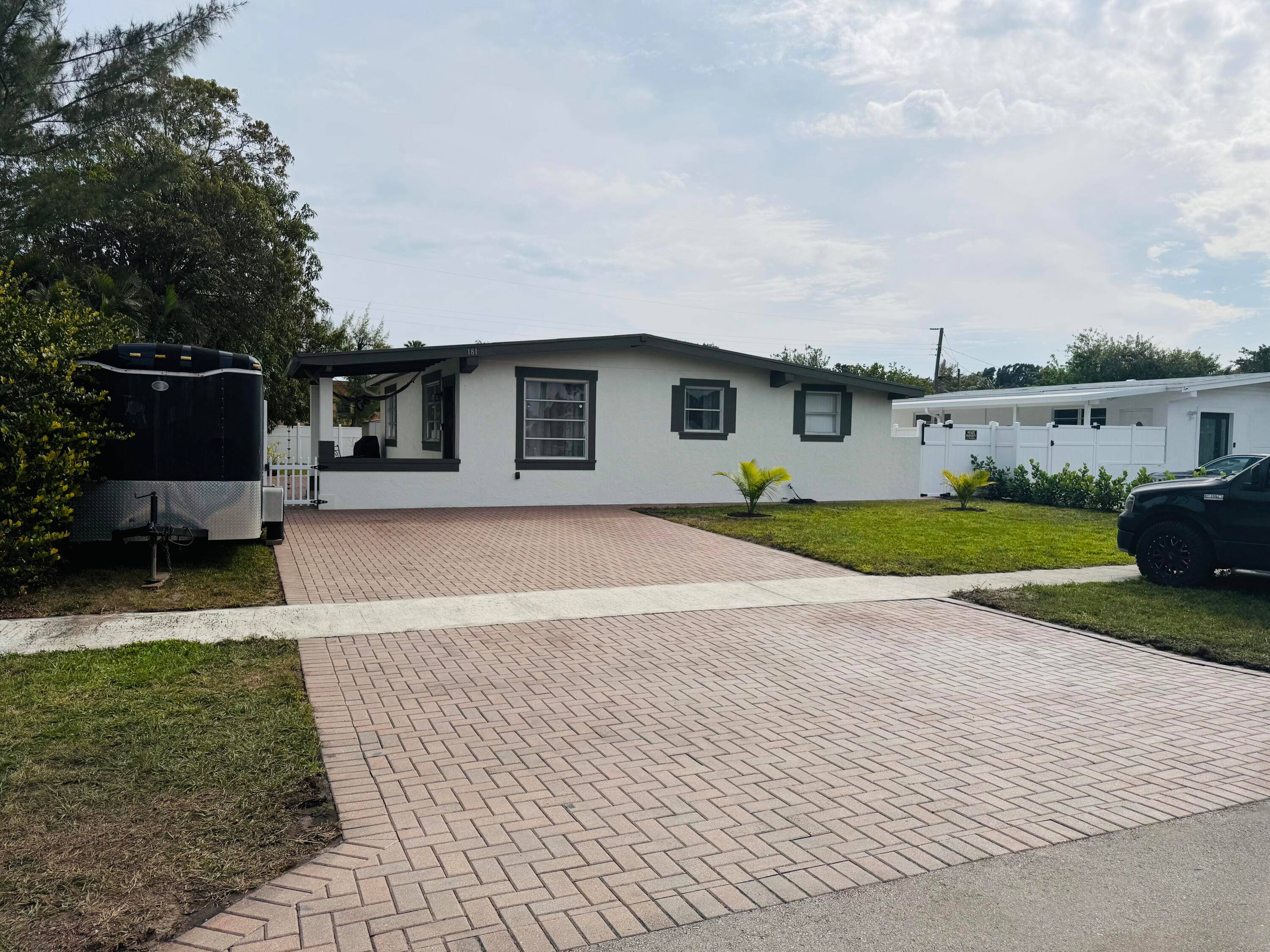 Charming 3 bedroom, 2 bath home in the heart of Palm Springs with a huge backyard and NO HOA !