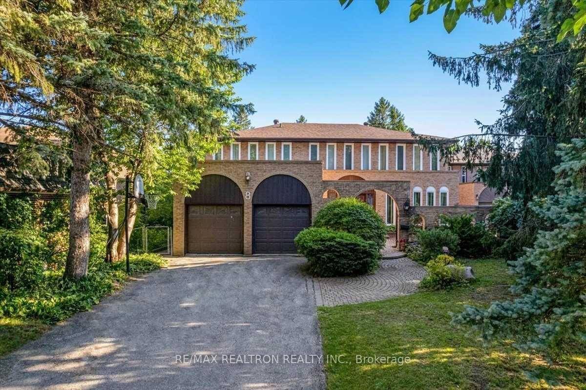Immaculate Renovated Home Prime Thornhill Location !