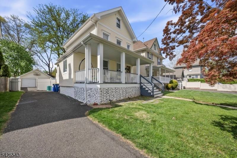 This 3 bedroom, 2 full bath single family residence offers the perfect blend of comfort and functionality to meet your everyday needs.