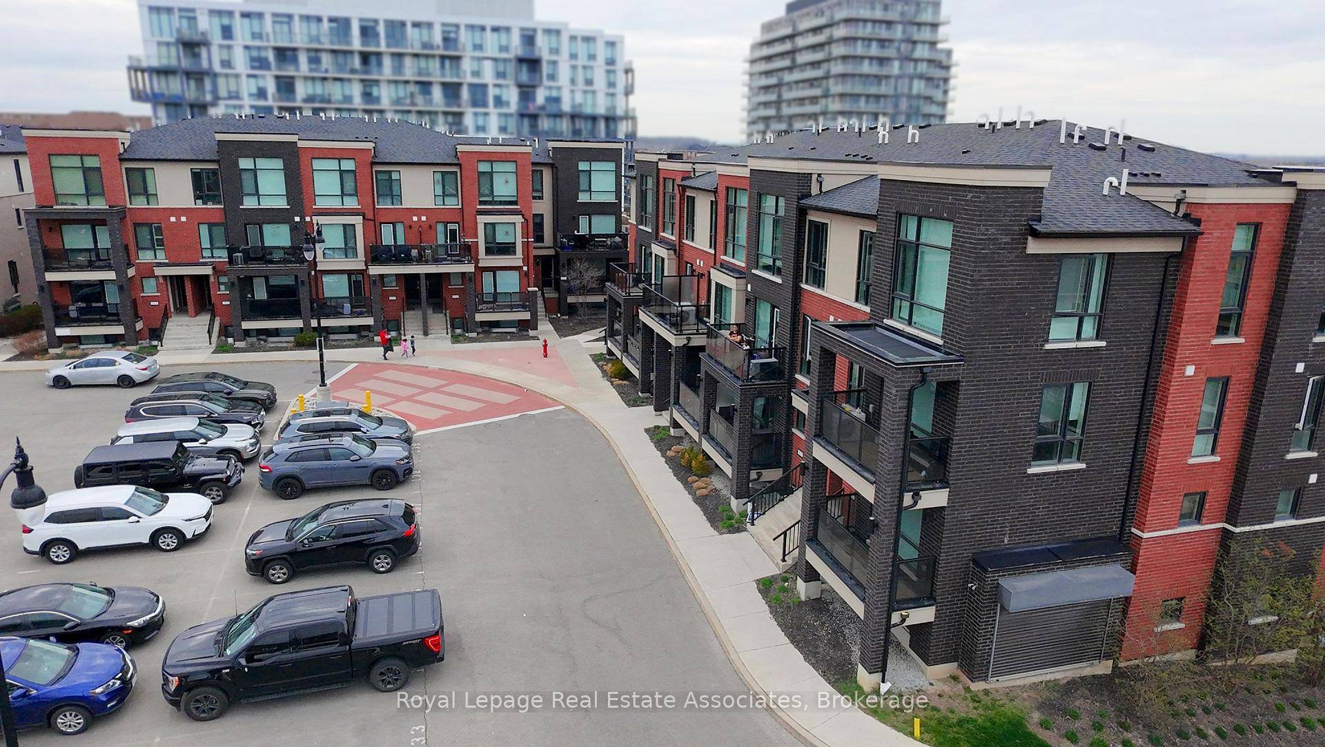 Step into comfort and convenience with this beautifully maintained 2 bedroom, 2 washroomtownhouse located in one of Bramptons most desirable neighbourhoods.