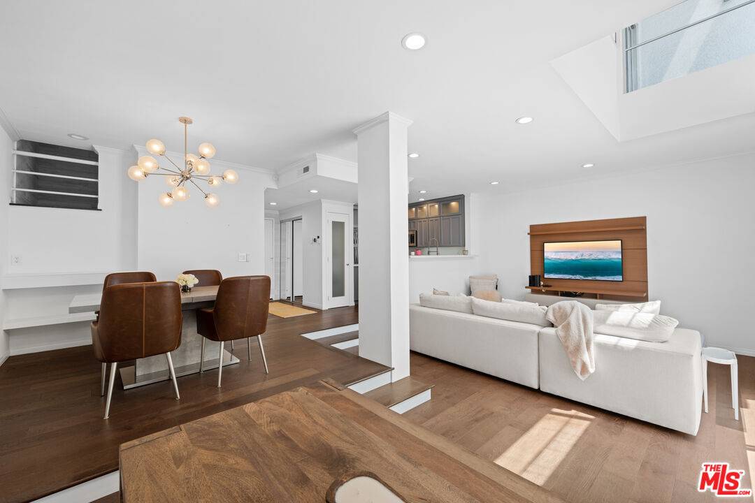520  S Barrington Ave 2.0 Brentwood LA