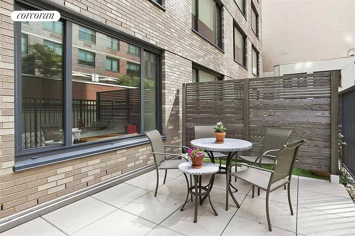 XL Private Terrace Crafted from limestone and granite, 153 Remsen's stately fa ade reflects its classic Brooklyn Heights setting.
