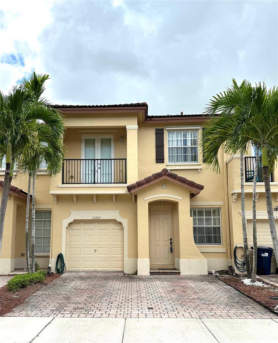 Priced to Sell Come see this light and bright two story townhome in Tuscany Village located in Kendall.