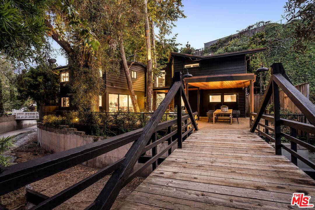 327  E Rustic Rd 3BR Pacific Palisades La