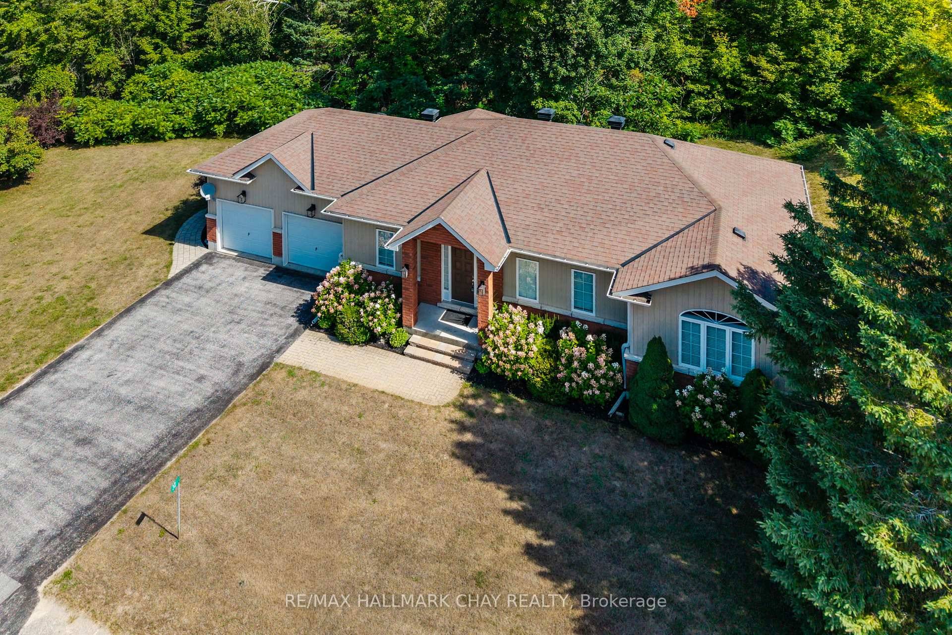 Welcome to 32 Valleycrest Drive in Horseshoe Valley, a custom built walkout bungalow nestled in the heart of the sought after Highlands neighbourhood.