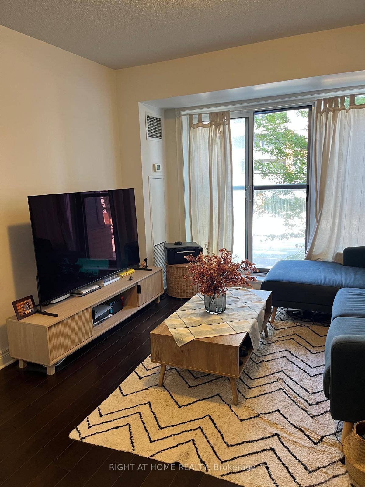 Spacious 1 Bedroom Condo Family Friendly Neighbourhood Bright unit with large windows amp ; Juliette balcony Parking amp ; locker included Close to Allen Rd.