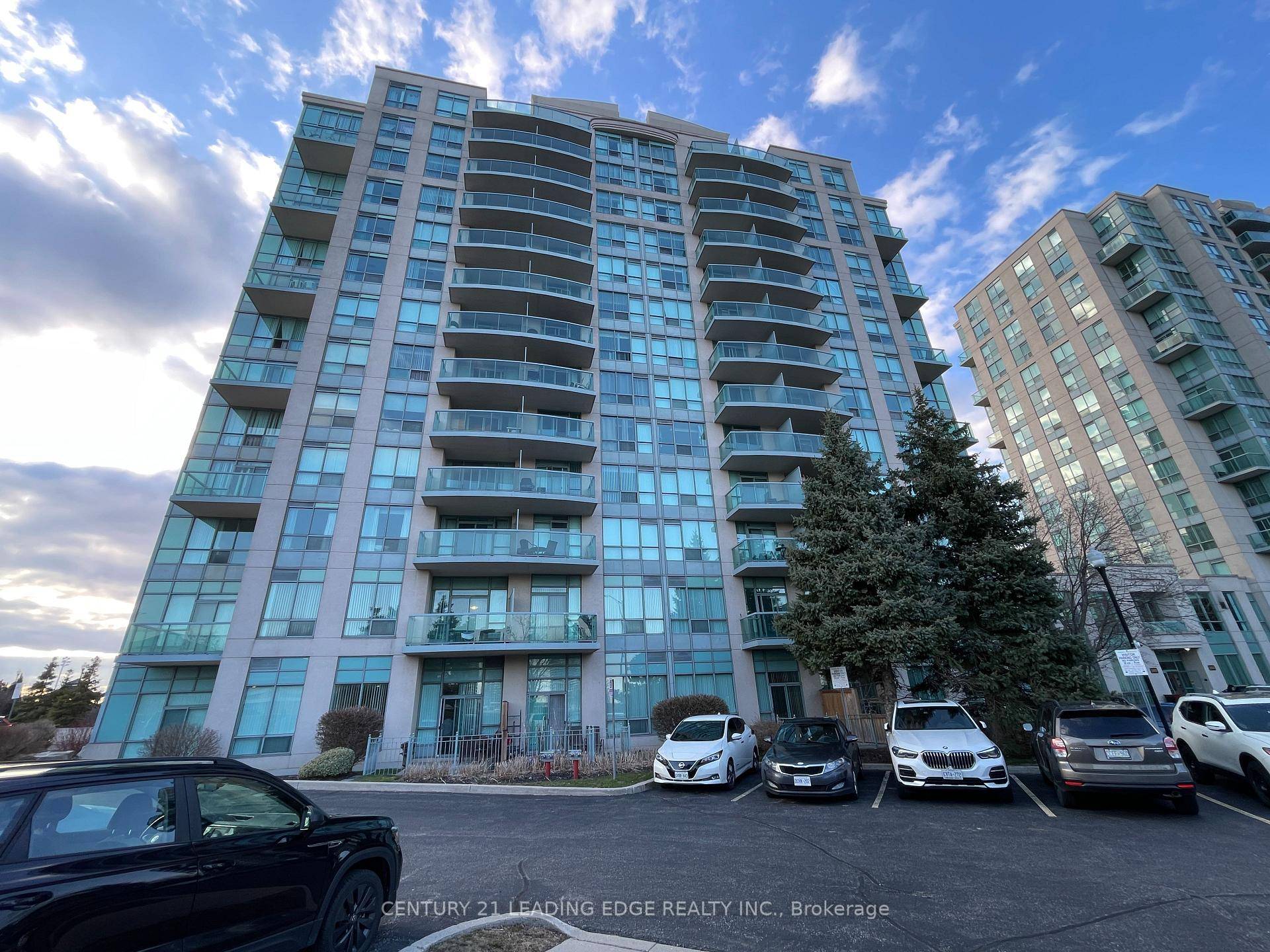 Beautiful Well Maintained 2 B R, 2 Bath Suite, M B With Walk In Closet amp ; 4 Pc Ensuite, Newly Renovated Large Kitchen With Ceramic Floors, New Cabinets, Countertops ...