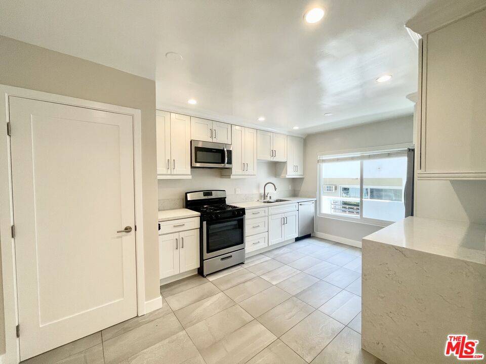 1037 S SHENANDOAH ST 2BR Beverlywood La