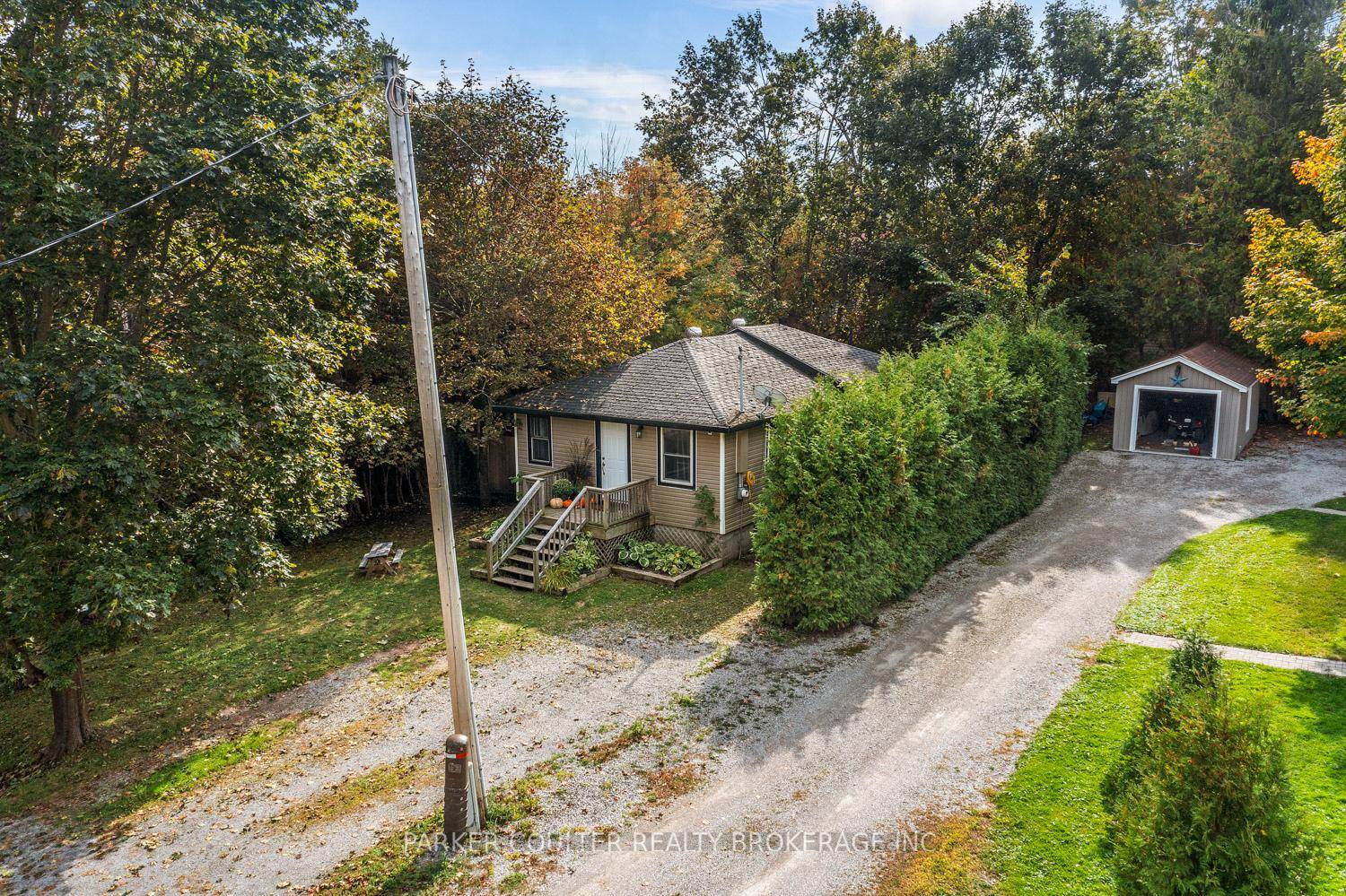 Located in the sought after community of Oro Medonte, this lovely 2 bedroom, 1 bathroom detached home offers the perfect blend of comfort and convenience.