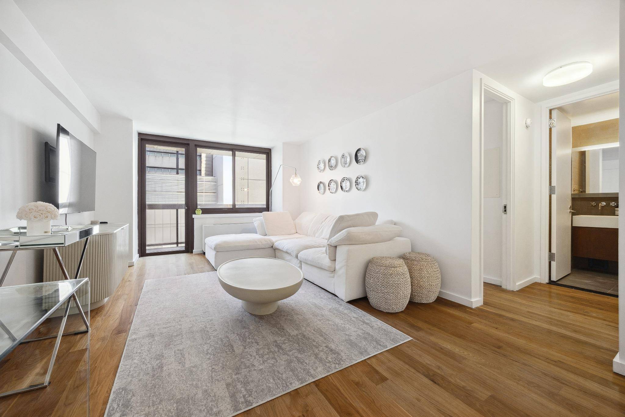 Bright and fully renovated, this one bedroom condo offers a large private balcony, an in unit washer dryer, gorgeous views through south facing windows, an abundance of closets, a spa ...