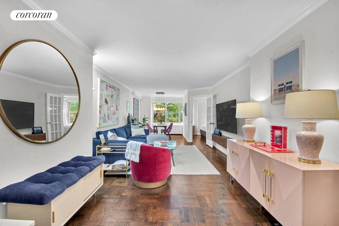 Experience gracious proportions and exceptional storage in this beautifully renovated Junior one bedroom, one bath residence, ideally situated in one of Manhattan's most coveted neighborhoods.