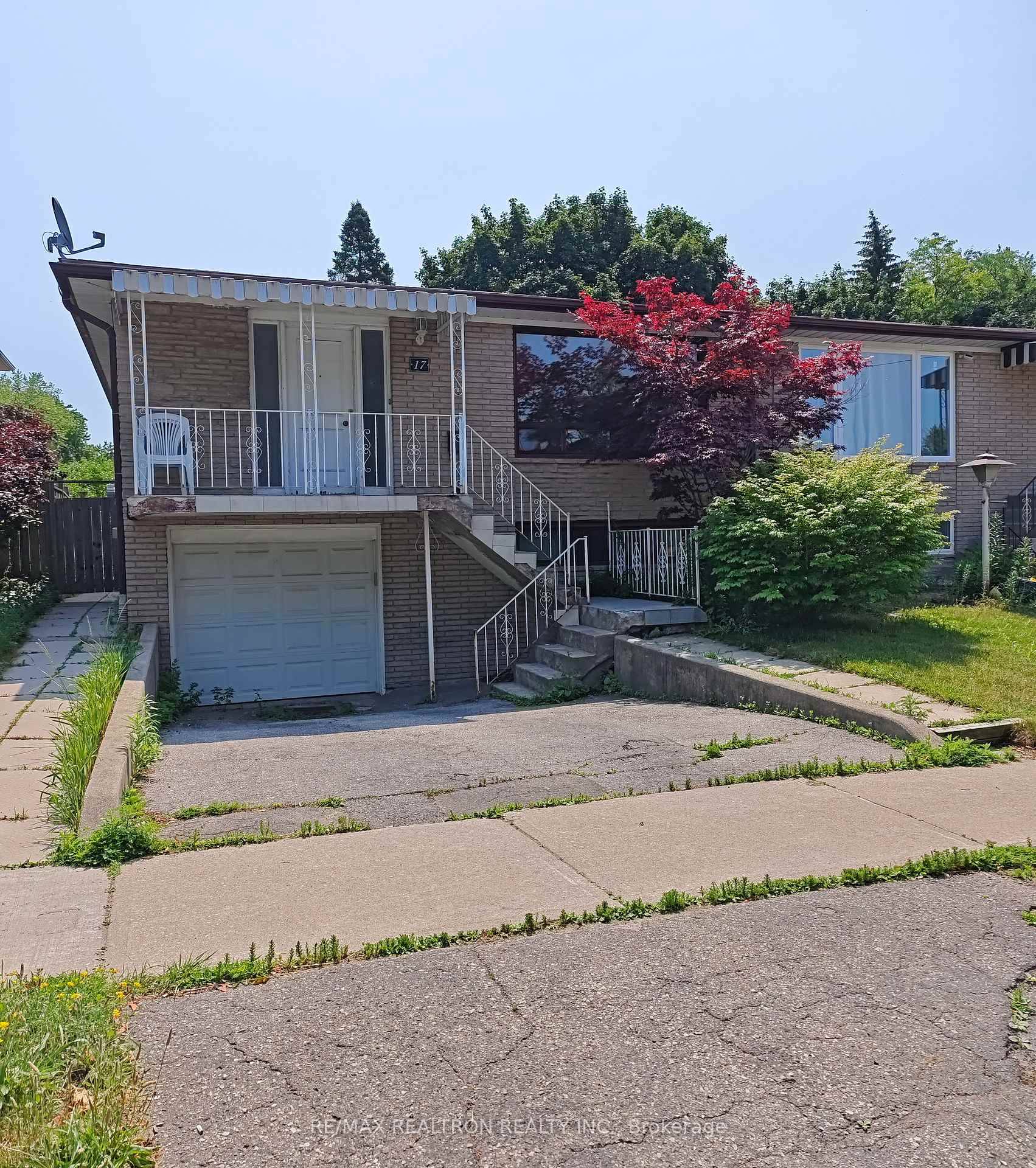 Beautifully maintained main floor unit of a semi detached bungalow featuring 3 spacious bedrooms, located in the highly sought after Agincourt communityperfect for a happy family.