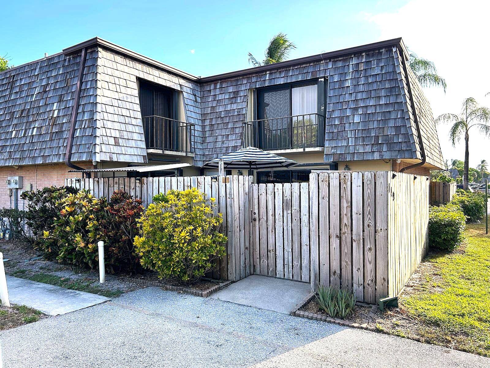 This is a well maintained townhome with upgraded kitchen and bathrooms is located in the quiet neighborhood of Lakewood.
