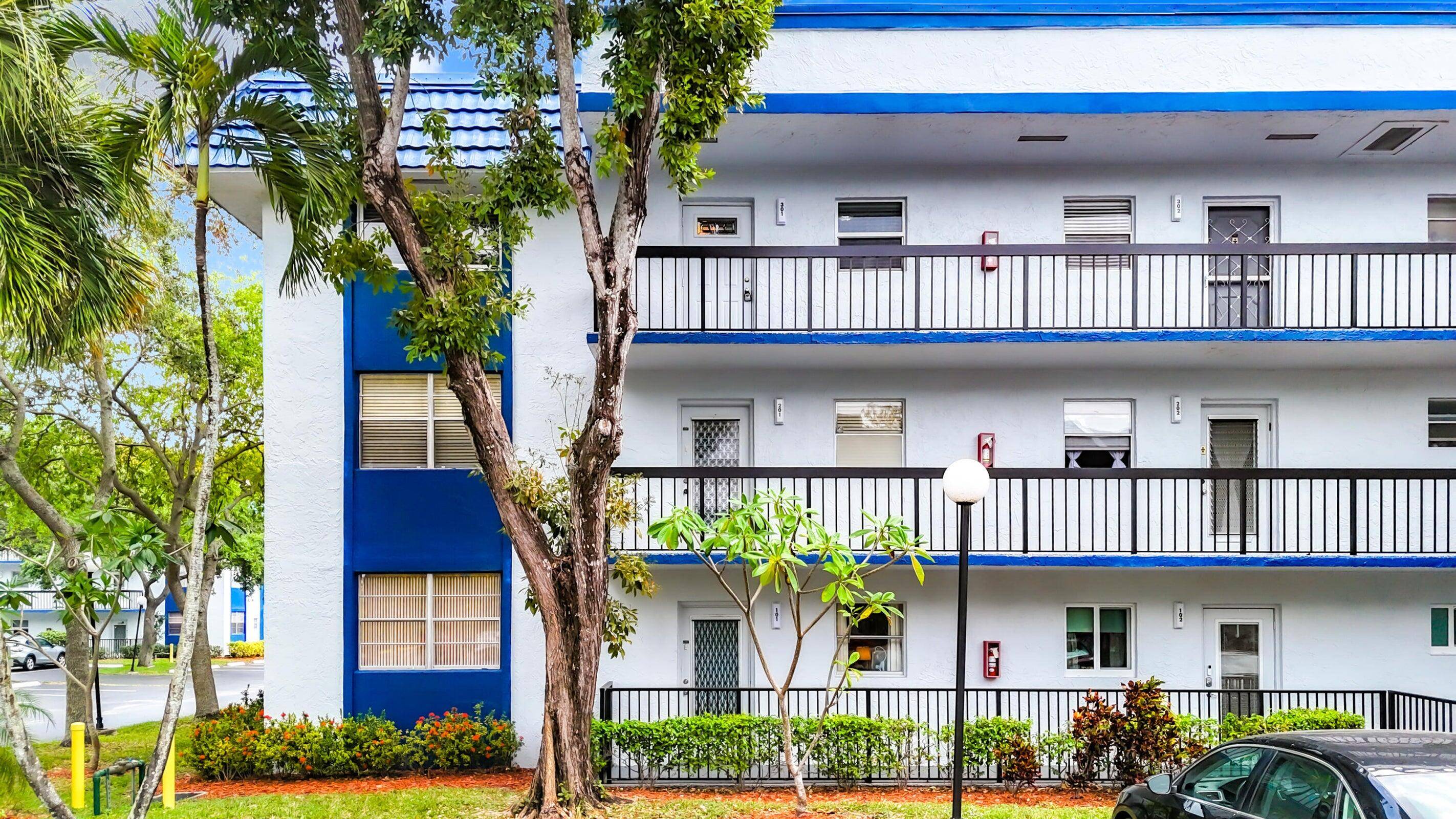 WOW ! ! THIRD FLOOR UNIT IN THE RESORT STYLE COMMUNITY OF HOLIDAY SPRINGS !