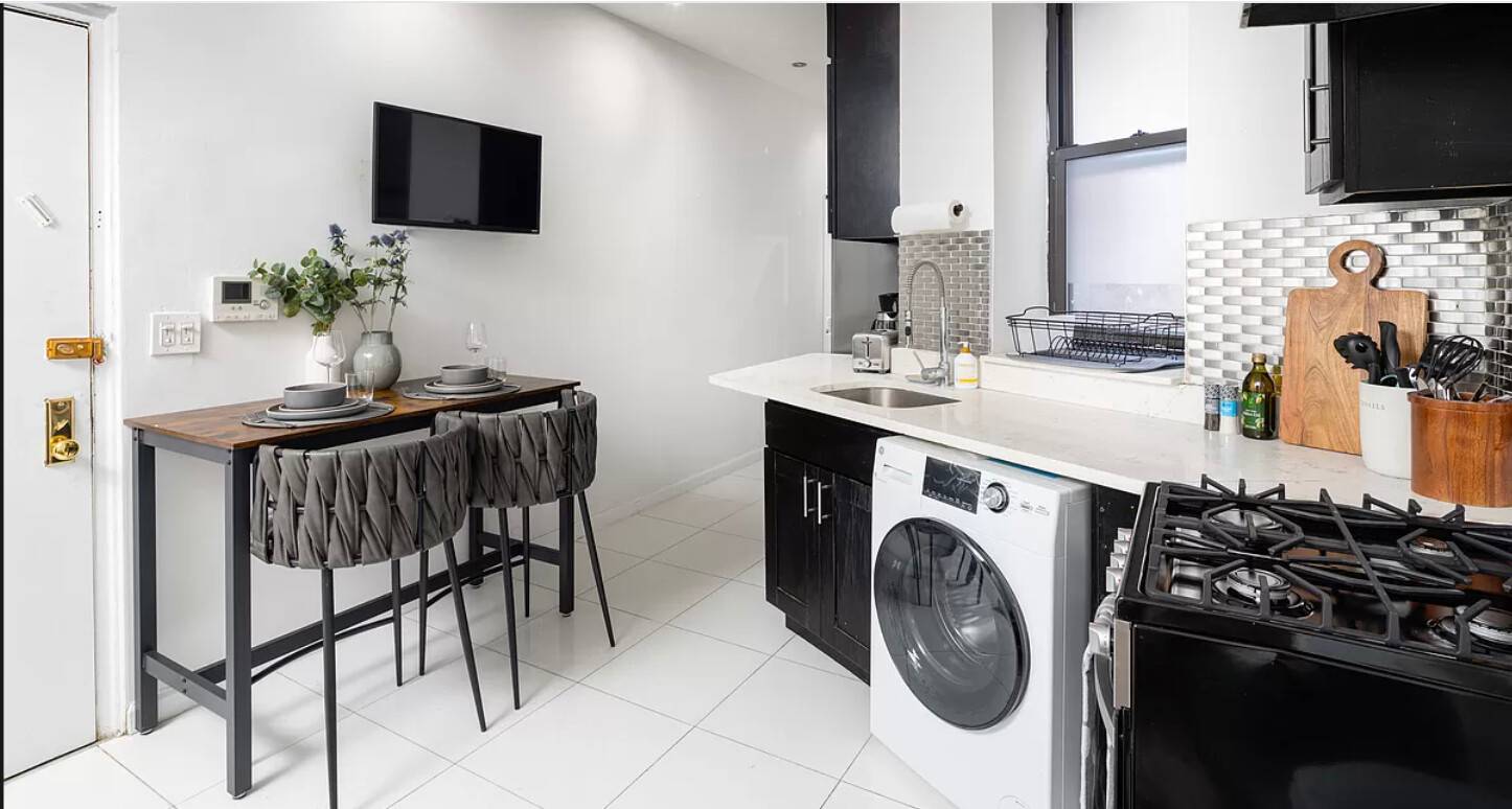 Beautiful true 2 bedroom just moments from Central Park !