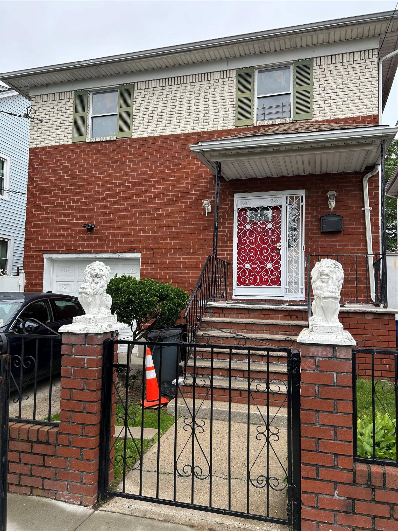 Spacious 3 bedroom, 2 bath apartment in Queens Village, close to everything public transportation, shops, schools, and more !