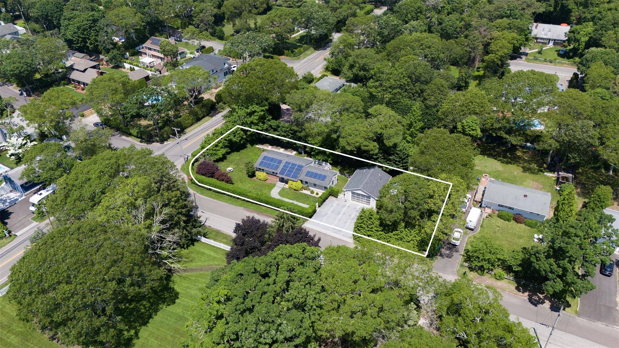 Near Shops, Public Transportation, Schools and Hampton Bays' many parks and beaches.