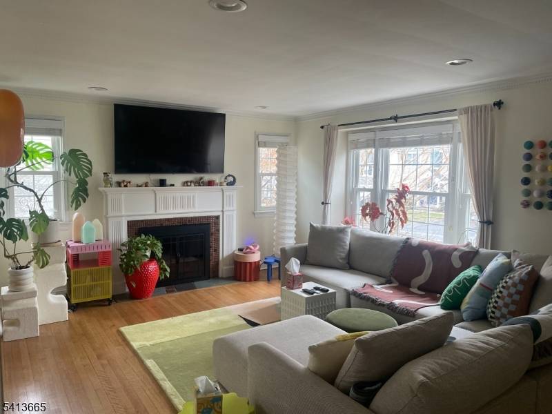 MINT COND, LIGHT AIRY 3 BEDROOM 3.