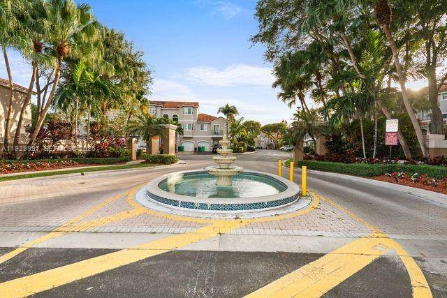 This stunning and desirable Tri level 3 bedrooms 3 and a half bathrooms Townhome located minutes away from Sawgrass Mall area.