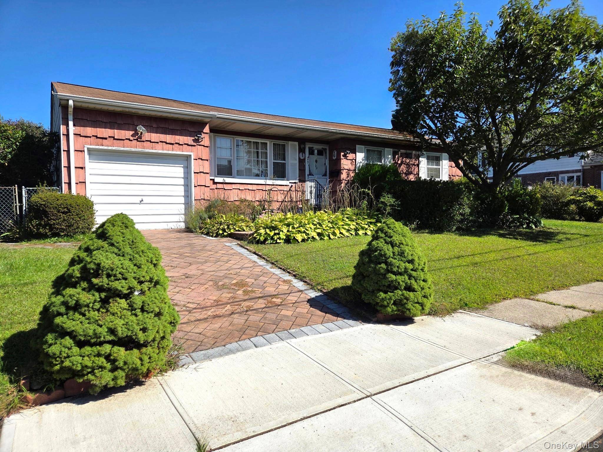 Fantastic Location amp ; Sooooo Much Potential In This Light amp ; Bright, Spacious Ranch With The Perfect Location On A Beautiful, Quiet Dead End Street amp ; A Lovely ...
