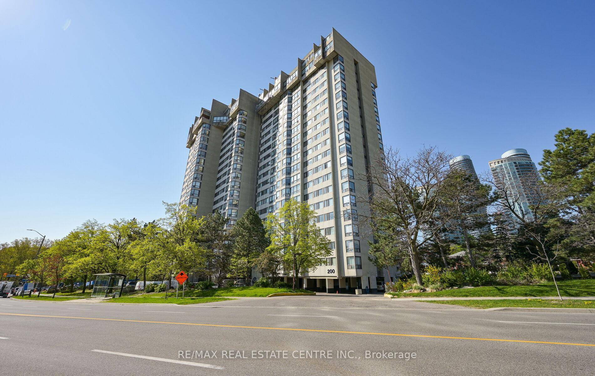 Welcome to 200 Robert Speck Pkwy, Unit 2006, a beautifully renovated 3 Bedroom, 2 Bath condo offering modern elegance amp ; unbeatable convenience in the heart of Mississauga.