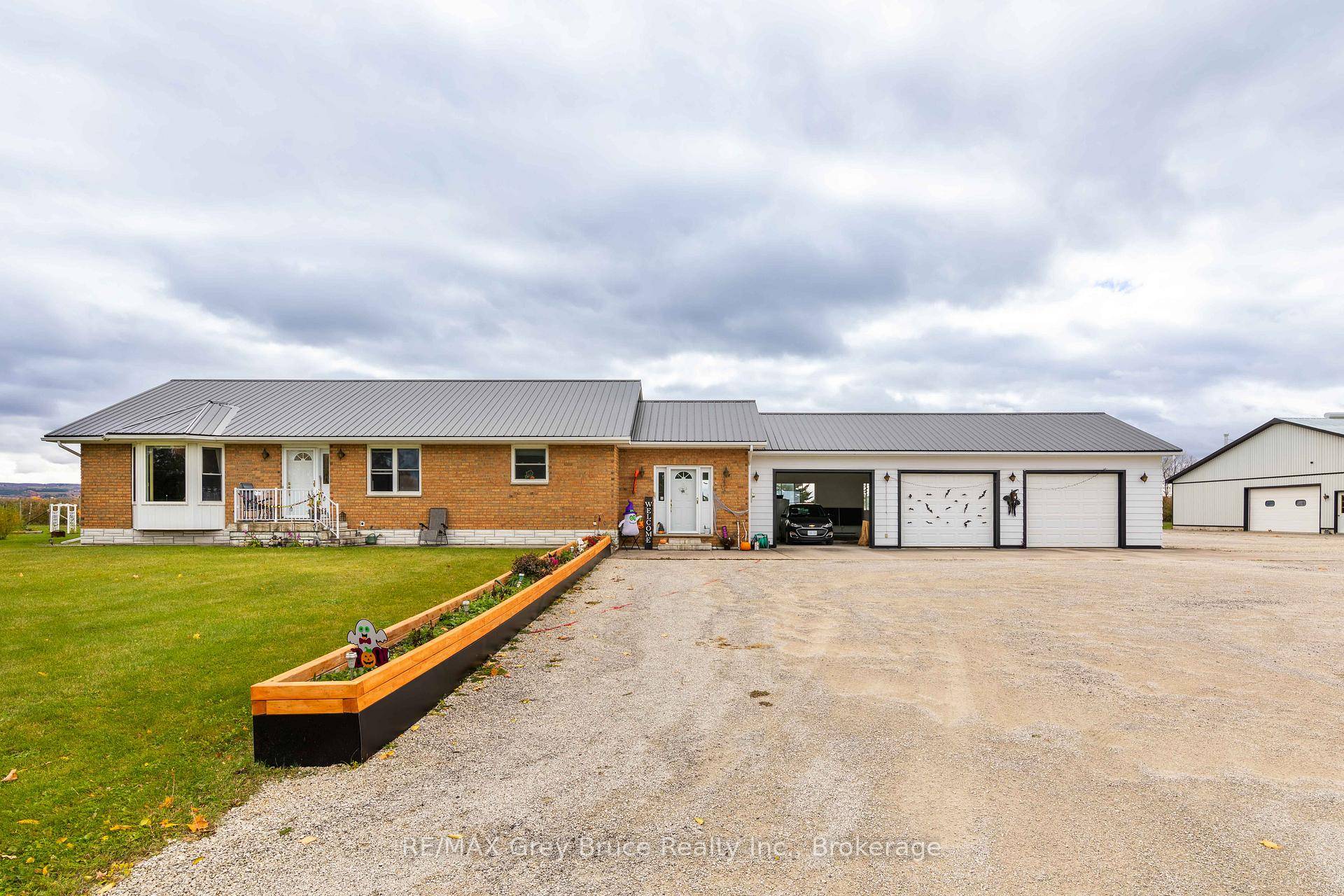 Looking for a property with lots of room inside and out ?