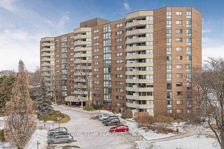 Spacious 3Br 2 Full Bathrooms Condo in Sought After Central Richmond Hill !