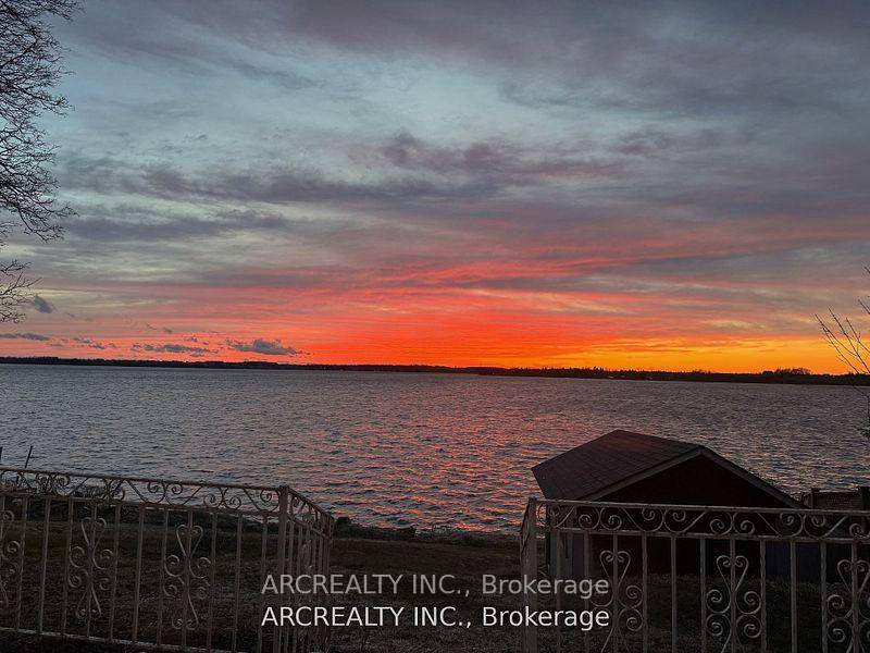 Welcome to modern Fralicks Beach WATERFRONT Luxury in Port Perry Renovated amp ; Ready to Enjoy !