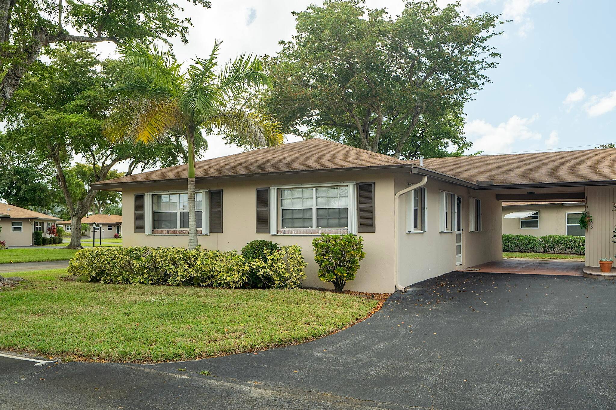 This beautiful 2 bedroom 2 bath villa is situated in desirable Delray Beach and offers the perfect blend of comfort, functionality, and style.