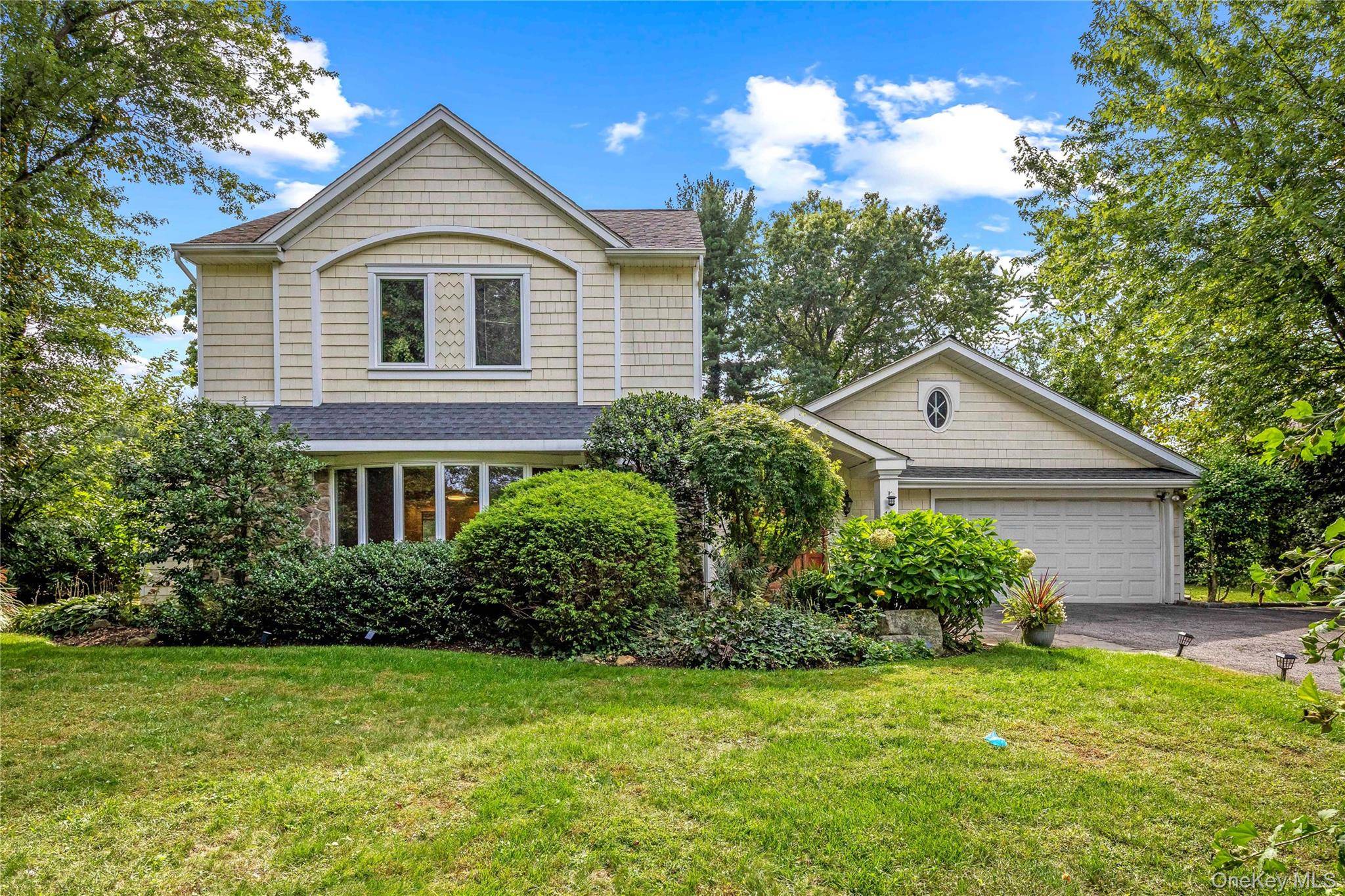 Charming Colonial in Prime Roslyn Heights Location !