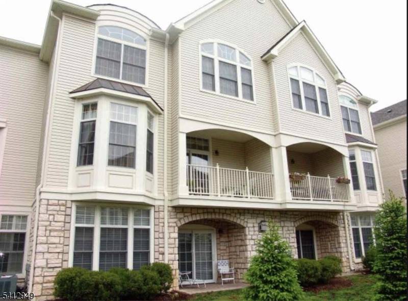 Location, location ! Rare, beautiful end Bristol model with gorgeous courtyard views quiet surroundings.