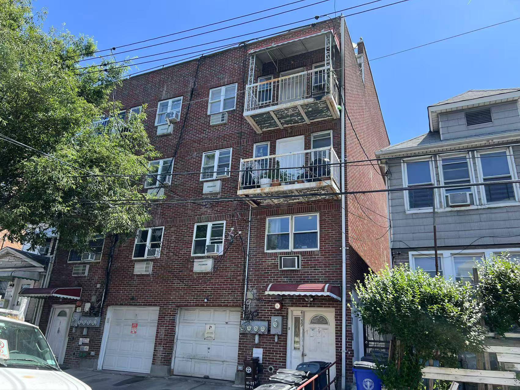 Great location legal 4 family in woodside.