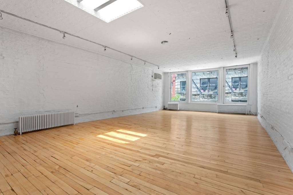 150 Spring Street PH Between West Broadway Wooster Street in SoHoMASSIVE SOHO 1 BEDROOM LOFT AMAZING NATURAL LIGHT WASHER DRYER WALK IN CLOSET EASY ACCESS TO SUBWAYS !