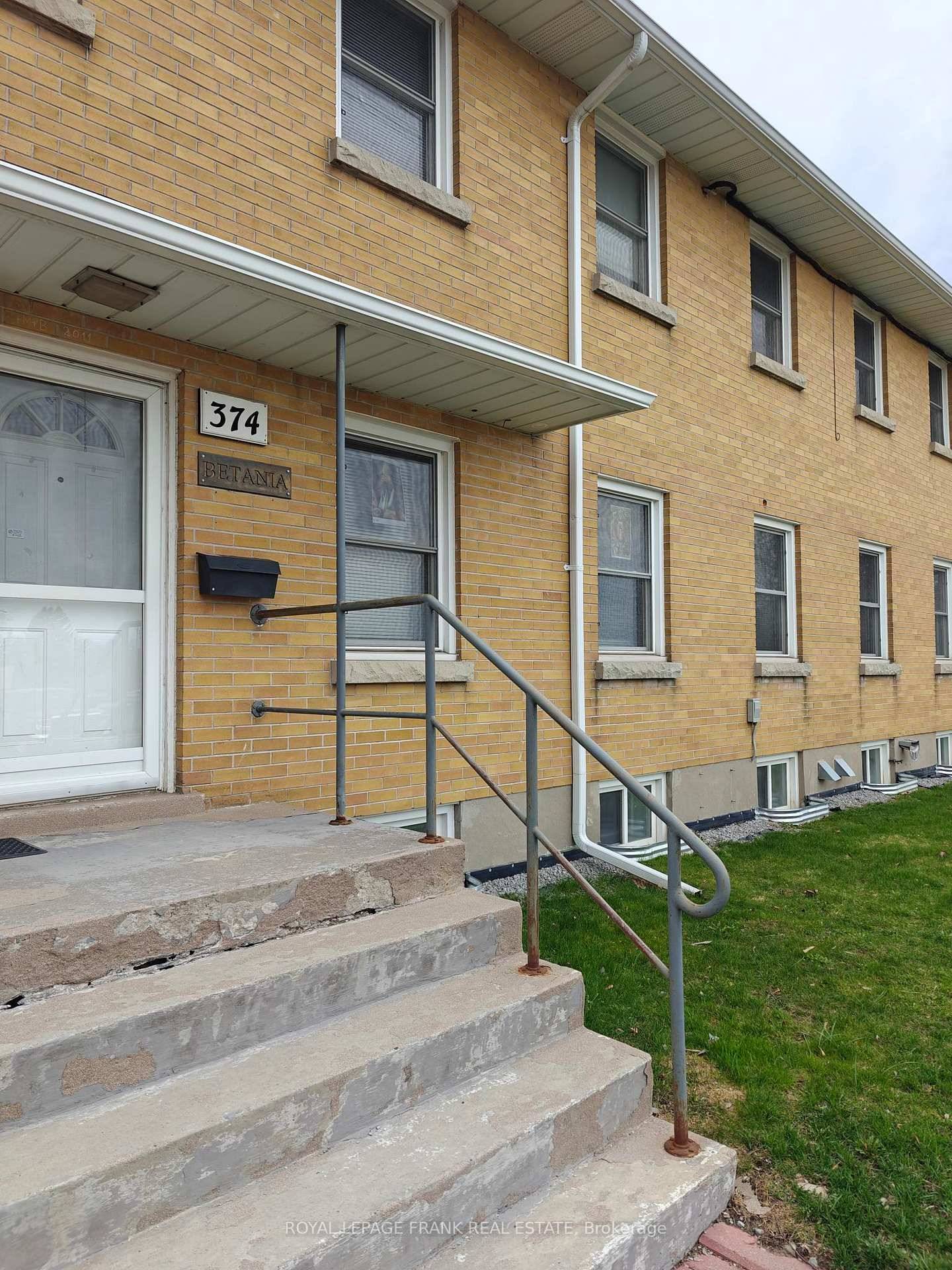 Private Single Rooms with built in closets equipped with new furniture beds and desks in small apartment building in a safe and quiet area of Central Oshawa.