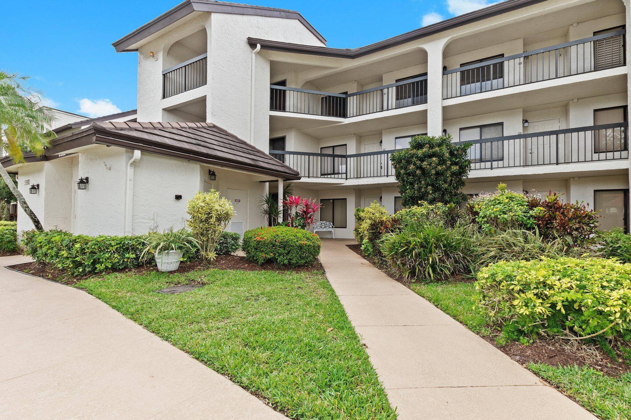Escape to your very own tropical paradise in this spacious 2 bedroom, 2 bath condo offering stunning lake views and beautiful sunsets, all at an attractive price.