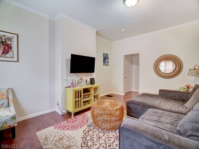 Fall in love with this charming single family home offering 3 bedrooms and 1 full bath.