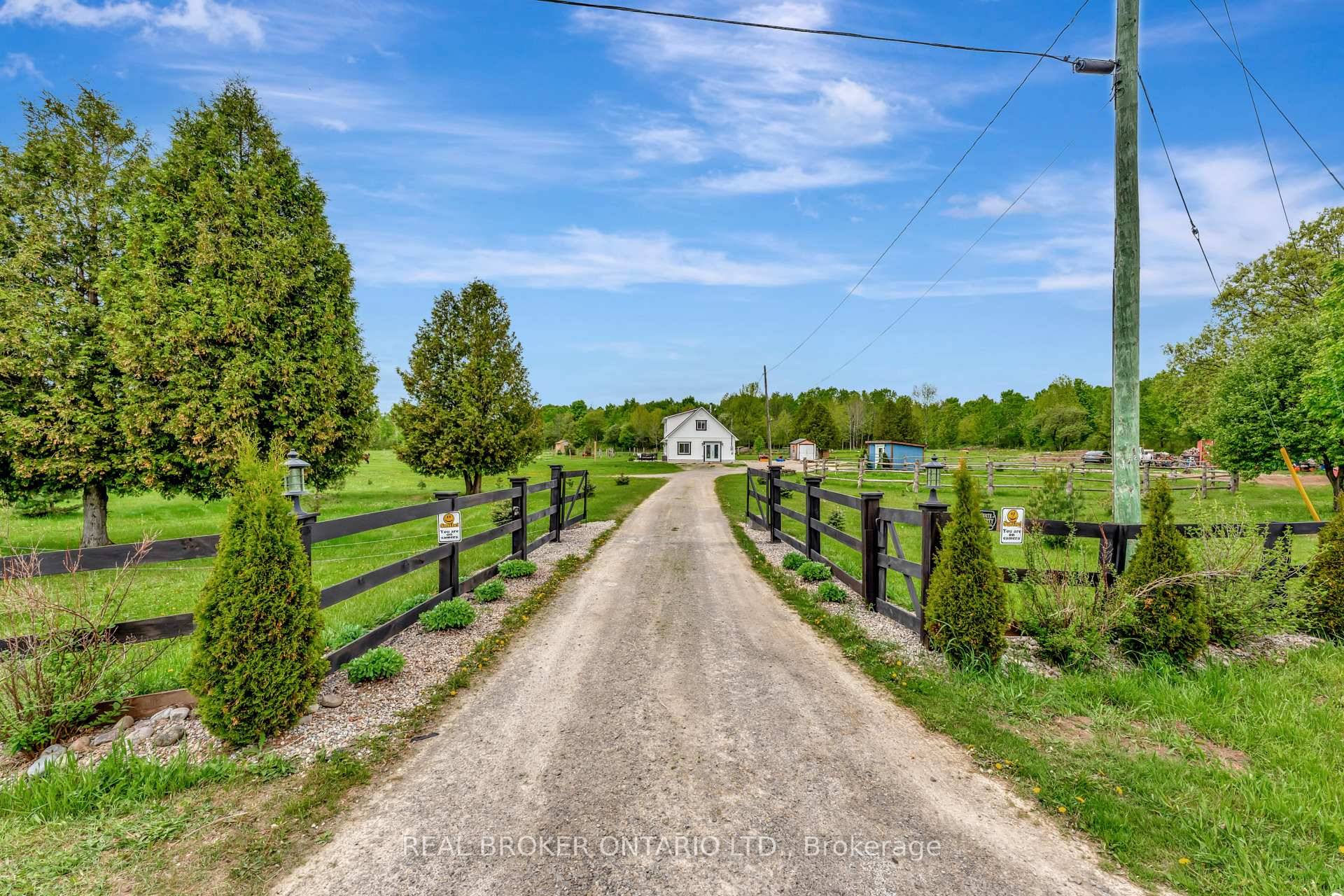 Welcome to Your Dream Hobby Farm in Toledo, Yee Haw !