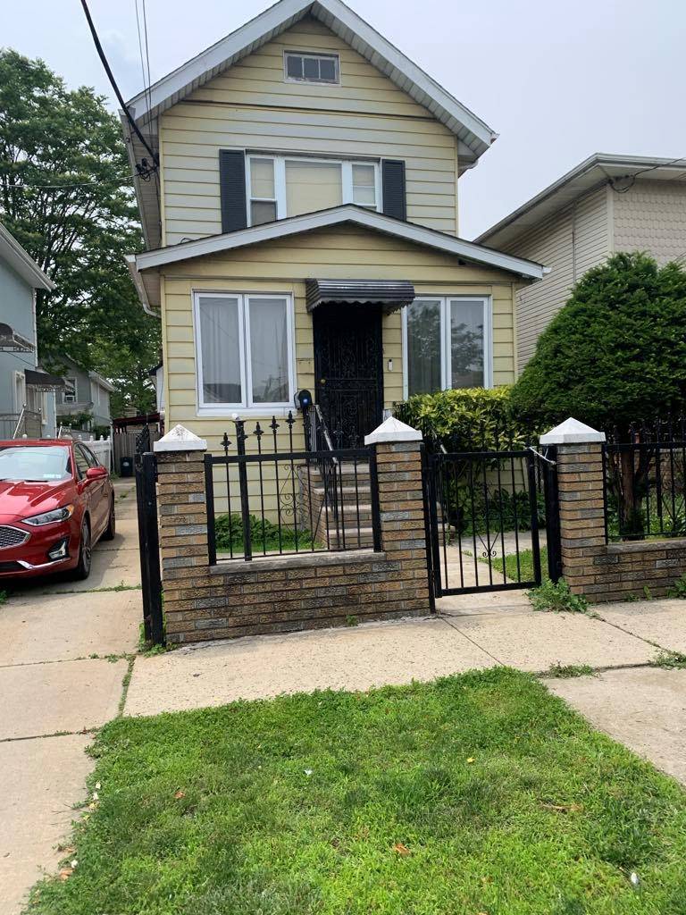ONE FAMILY HOUSE WITH DRIVEWAY FITTING 3 CARS.