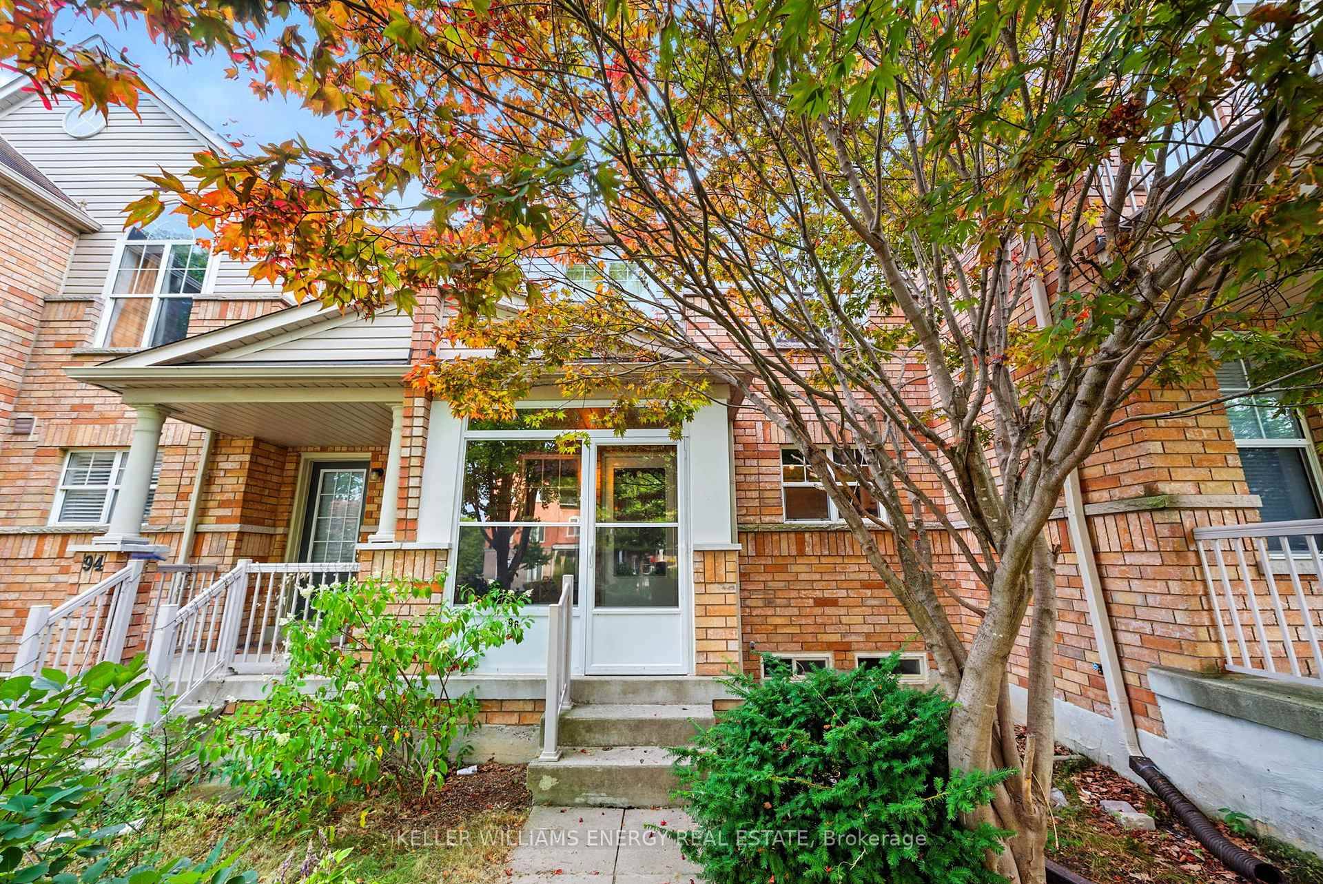 Welcome to this charming 2 storey townhome offering the perfect blend of comfort, convenience, and lifestyle !